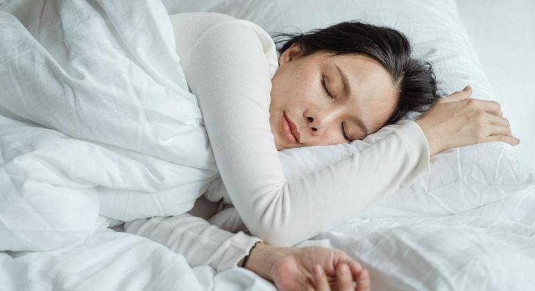 Pessoas adultas precisam dormir pelo menos sete horas por noite