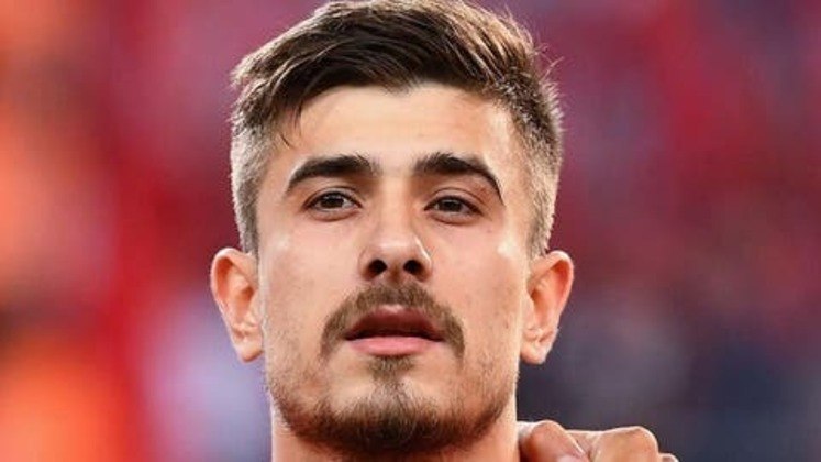 Dorukhan Toköz (meia - 25 anos - turco) - Fim de contrato com o Besiktas - Valor de mercado: 4,7 milhões de euros