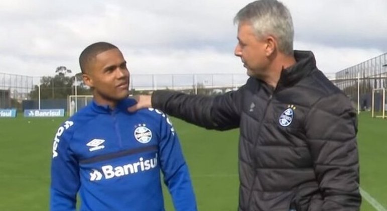 Tiago Nunes. Pouco mais de um mês com Douglas Costa em campo. Técnico foi demitido