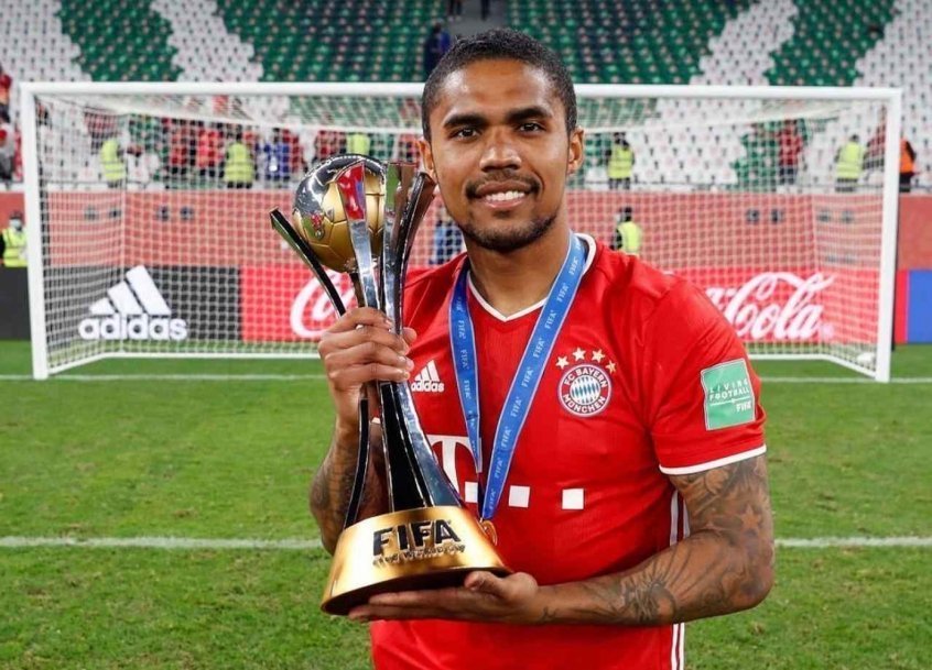 Douglas Costa mostra a taça da conquista do Mundial pelo Bayern. Em fevereiro deste ano...