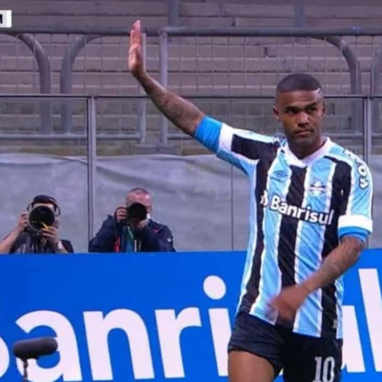 Douglas Costa, ao marcar contra o Atlético, ironizou a torcida gremista que o vaiava. Adeus
