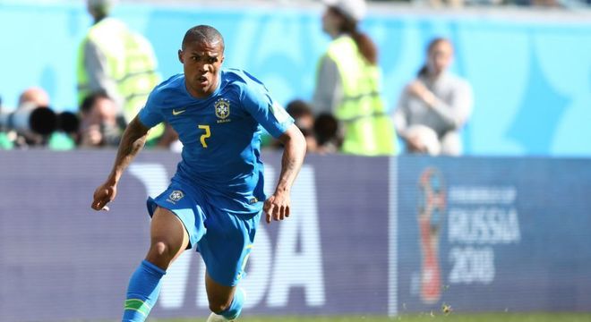 Douglas Costa. DesperdiÃ§ado durante a Copa por contusÃ£o durante o treino