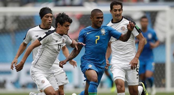 Douglas Costa seria um desses jogadores que exagera nos treinos. Foi além