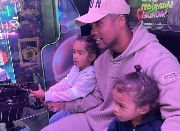 No final de maio, a Justiça do Rio Grande do Sul decretou a prisão do atacante Douglas Costa, que atualmente joga no Los Angeles Galaxy, nos Estados Unidos, por falta de pagamento da pensão alimentícia dos filhos Antonella e Liam, frutos do casamento que teve com Louise Ramos. Os valores da dívida não foram informados, pois o processo tramita em segredo de Justiça