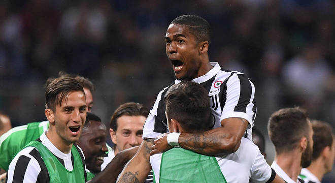 O brasileiro Douglas Costa fez o 1Âº gol da Juve sobre a Inter de MilÃ£o