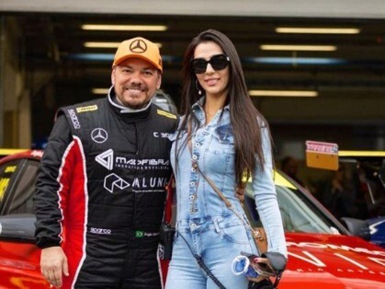 A dentista Mariana Gioardano, de 36 anos, o namorado dela, o piloto de automobilismo Douglas Pereira Costa, 42 (foto), uma mulher de 28 anos e uma adolescente, de 16, faleceram nos últimos dias, vítimas da doença. Todos estiveram na mesma festa em uma fazenda em Campinas. Com isso, já chegam a 16 os casos de febre maculosa em São Paulo, dos quais seis pessoas morreram. No ano passado, SP registrou 63 casos, com 44 óbitos