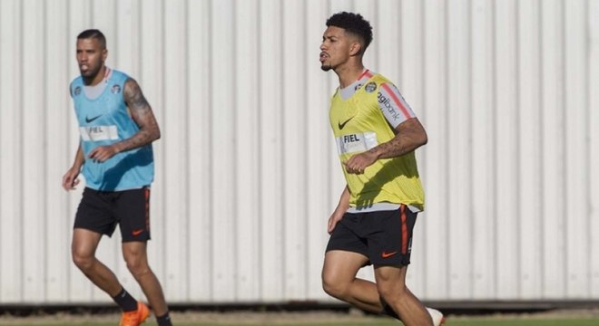 Douglas foi anunciado como jogador do Corinthians e já participou do treino desta quinta-feira