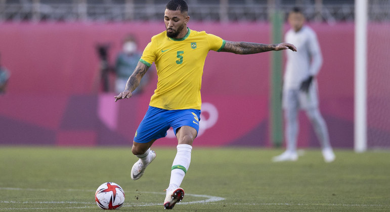 Douglas Luiz substitui o volante Casemiro na seleção brasileira