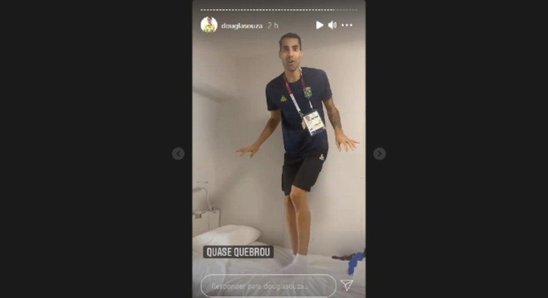 Douglas Souza, atleta da seleção masculina de vôlei, diverte seguidores com vídeos sobre a Vila Olímpica