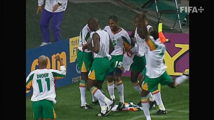 Doze anos depois, a África seria muito bem representada por Senegal, que chegou nas quartas em 2002. Coincidentemente, Senegal integrou o Grupo A - mesmo da atual edição -, e terminou a fase de grupos em segundo lugar, com cinco pontos, eliminando a campeã do mundo na época, a França.