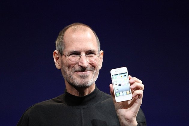 Doze anos depois, em 2010, Steve Jobs apresentava ao mundo mais um invento incrível: o iPhone. Começava a era dos smartphones. 
