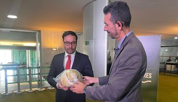 Câmara recupera bola autografada por Neymar que foi roubada (Bruna Lima/R7 Brasília    09.02.2023)