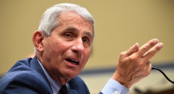 Anthony Fauci afirma que vacinas dificilmente devem acabar com a pandemia em pouco tempo