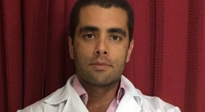 O médico Denis Furtado, conhecido como doutor Bumbum, tinha seu registro profissional cassado em Brasília e era proibido de exercer a medicina no Rio 