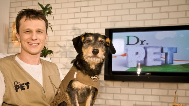 Primeira influencer pet do Brasil A icônica Estopinha apareceu pela primeira vez na TV ao lado do Dr. Pet, Alexandre Rossi, no Domingo Espetacular, em 2009. A cadelinha chegou a ganhar um blog no R7.com, lançou uma biografia e acumulou milhões de seguidores na internet