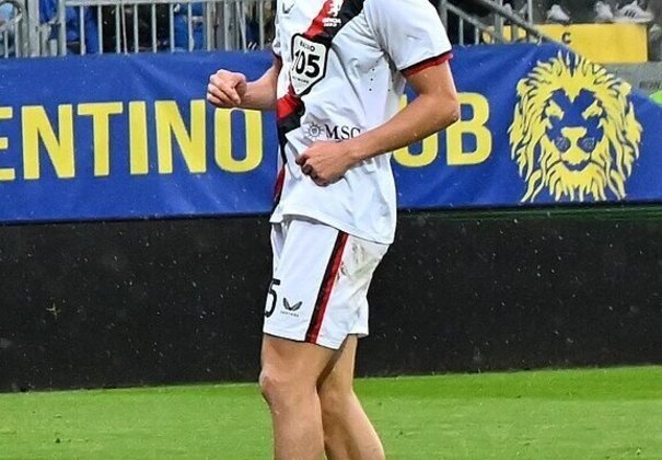 Dragusin tem 21 anos defendeu a Juventus no início da carreira e já defendeu a seleção romena. - Foto: Antonio Fraioli/Wikimedia Commons