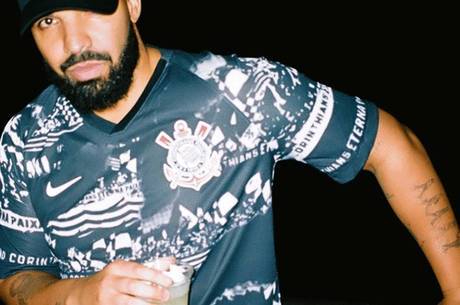 Drake sua caipirinha e a camisa do Corinthians