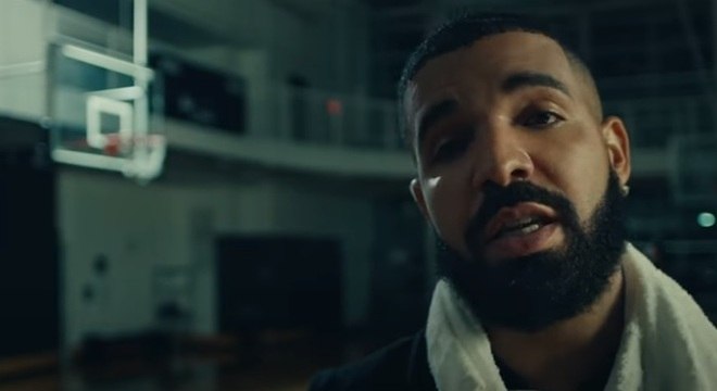 Drake em cena do clipe 'Laugh Now Cry Late'