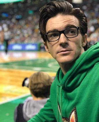 Recentemente, Drake Bell, astro da série juvenil Drake e Josh, assumiu culpa por crime contra menor. O ator foi acusado de colocar crianças em perigo e expor conteúdos impróprios para menores de idade. O processo ainda está em julgamento, mas Drake pode pegar até 18 meses de prisão e multa de aproximadamente R$ 25 mil pelo crime ou seis meses e algo próximo de R$ 5 mil por contravenção — se considerado um ato criminoso dotado de menor relevância