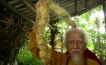 Este é Nguyen Van Chien, um vietnamita de 92 que há mais de oito décadas não corta os gigantescos dreads dele. Ele acredita que pode morrer se fizer isso, e parece que a estratégia está dando certo