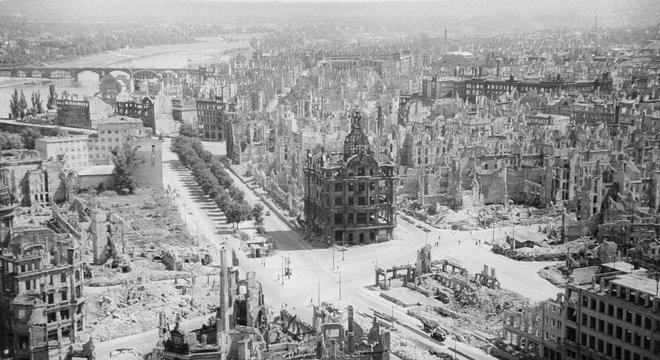 Grande parte de Dresden foi destruída na operação envolvendo britânicos e americanos
