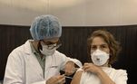 Drica Moraes foi vacinada contra a covid-19 no dia 13 de maio. A atriz de 51 anos mostrou o instante da imunização em post publicado em uma rede social 