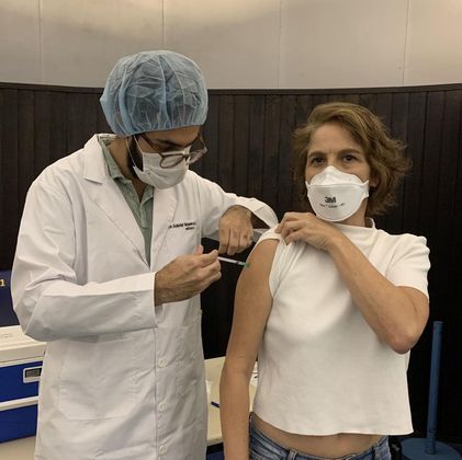Drica Moraes foi vacinada contra a covid-19 no dia 13 de maio. A atriz de 51 anos mostrou o instante da imunização em post publicado em uma rede social 