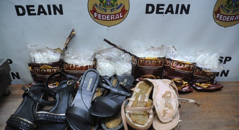 Homem tentou viajar com 4 kg de cocaína escondidos em palmilhas e embalagens de café