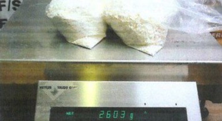 Uma mulher foi presa por tentar transportar cocaína no aeroporto de guarulhos em SP
