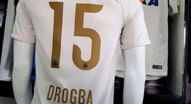 Loja se empolgou. E vendeu camisas com o nome de Drogba. Piada eterna