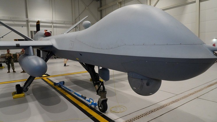 O Reaper MQ-9, também conhecido como Predator B, parece um avião, pode atingir uma velocidade máxima de 480 km/h, mede 11 metros e pesa cerca de 2 toneladas, segundo o site da Força Aérea americana