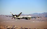 O drone Reaper MQ-9 tem capacidade de combate, mas foi projetado para tarefas de vigilância prolongada. Este é o dispositivo que os Estados Unidos afirmam ter derrubado nesta terça-feira (14) sobre o Mar Negro depois que um caça russo o atingiu, fazendo com que perdesse o controle
