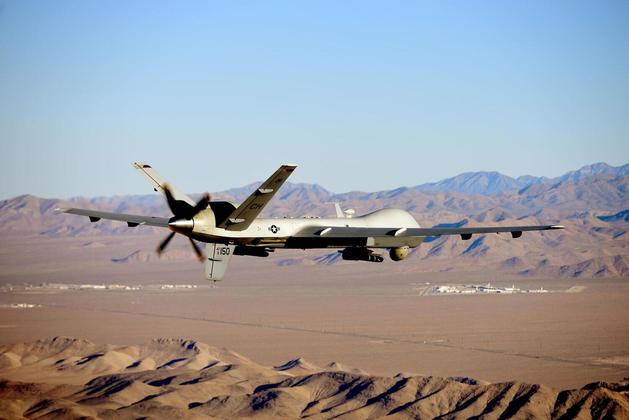 O drone Reaper MQ-9 tem capacidade de combate, mas foi projetado para tarefas de vigilância prolongada. Este é o dispositivo que os Estados Unidos afirmam ter derrubado nesta terça-feira (14) sobre o Mar Negro depois que um caça russo o atingiu, fazendo com que perdesse o controle