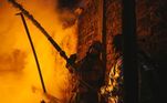 Chamas consomem infraestrutura de energia elétrica enquanto bombeiros lutam para controlar o incêndio