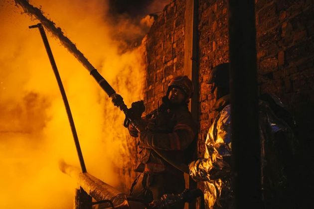 Chamas consomem infraestrutura de energia elétrica enquanto bombeiros lutam para controlar o incêndio