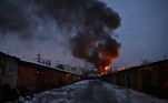 Coluna de fumaça sai da infraestrutra de energia em Kiev