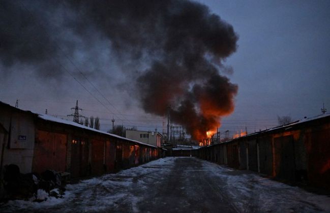 Coluna de fumaça sai da infraestrutra de energia em Kiev