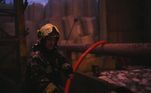 Foto mostra bombeiro no combate às chamas em Kiev