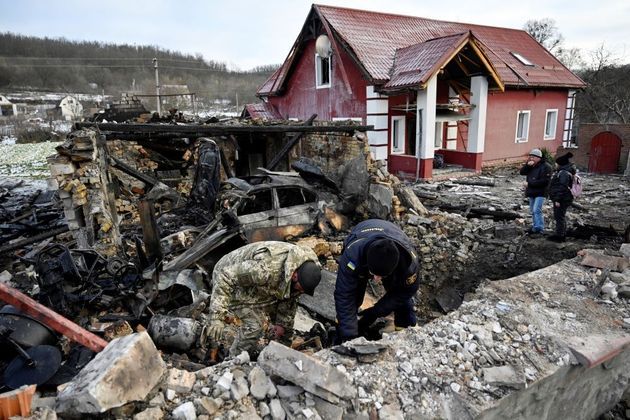 Equipes de resgate atuam no vilarejo nesta segunda-feira (19), horas após ataque de drones russos