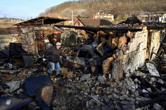 Destruição causada por drones russos em Stari Bezradychi