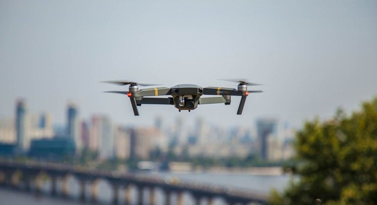 Drone russo estaria checando se havia alguém no apartamento, diz mulher que o derrubou