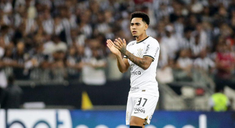Volante Du Queiroz aplaude em jogo do Timão