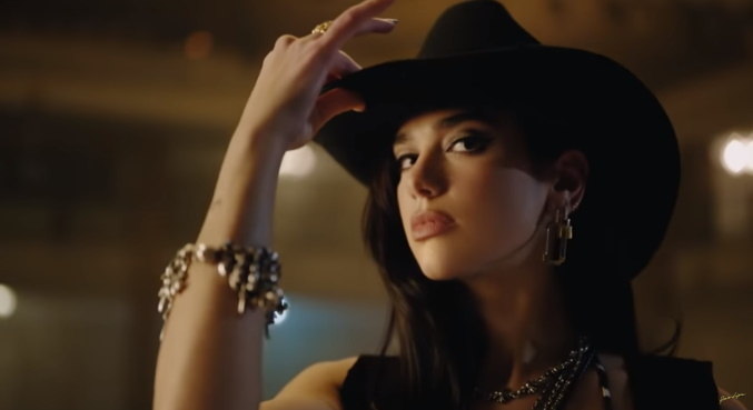 Dua Lipa se transforma em cowgirl no clipe de 'Love Again'. Confira ...