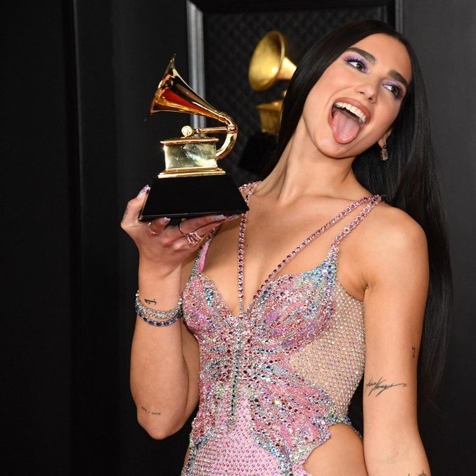 Dua Lipa comemora prêmio no Grammy 2021