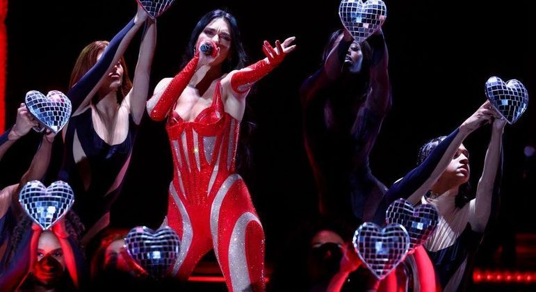 Dua Lipa durante apresentação na Albânia, em 2022