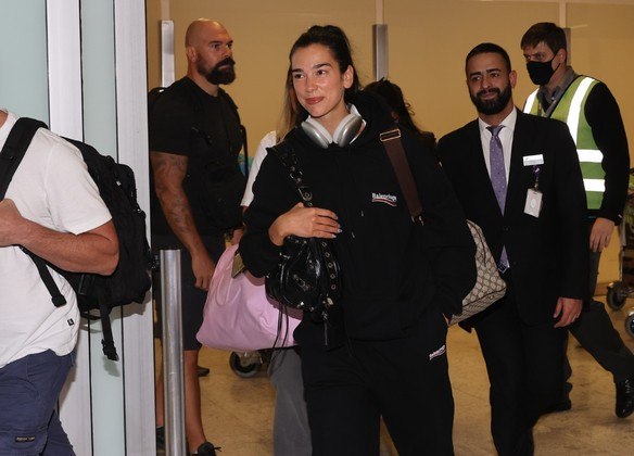 Vem ai! A cantora inglesa Dua Lipa desembarcou no aeroporto de Guarulhos, em São Paulo, na tarde desta terça-feira (6)