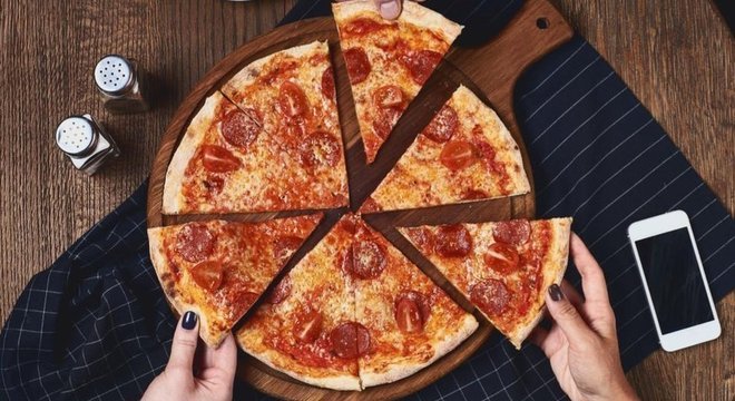 Duas fatias de pizza possuem cerca de 10g de gordura saturada, metade do limite diário sugerido para as mulheres, e um terço da quantidade recomendada para os homens