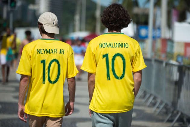 Duas gerações de ídolos inspiram os jovens torcedores a caminho da Praia de Copacabana.