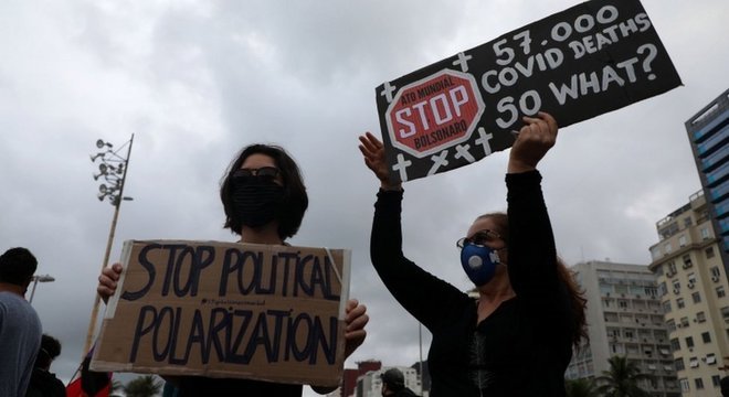 Mulheres participam de manifestação contra Bolsonaro em Copacabana, no Rio; frases de Bolsonaro sobre pandemia foram reproduzidas criticamente nas ruas e também nas redes sociais