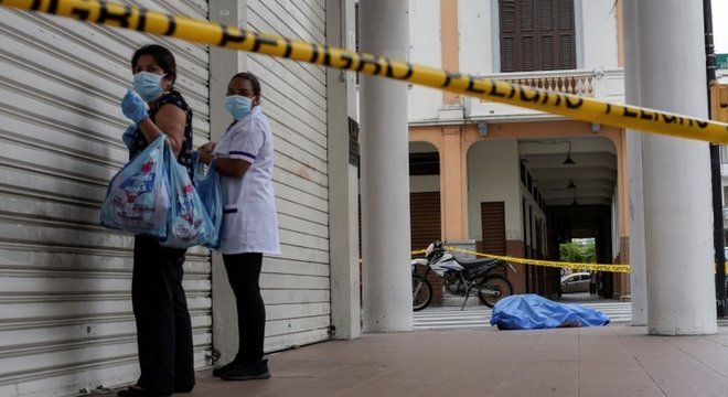 Eles não tiram os mortos de suas casas. Eles os deixam nas calçadas, eles caem na frente dos hospitais. Ninguém quer pegá-los", escreveu Cynthia Viteri no Twitter 